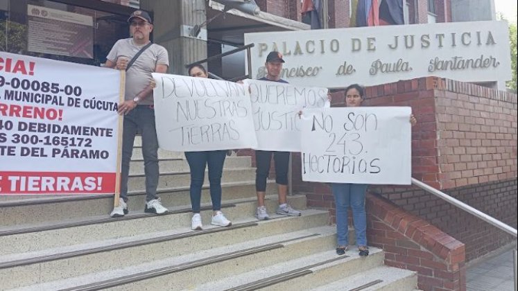 Los herederos adelantaron la jornada de protesta en las afueras del Palacio de Justicia./Foto Orlando Carvajal/La Opinión