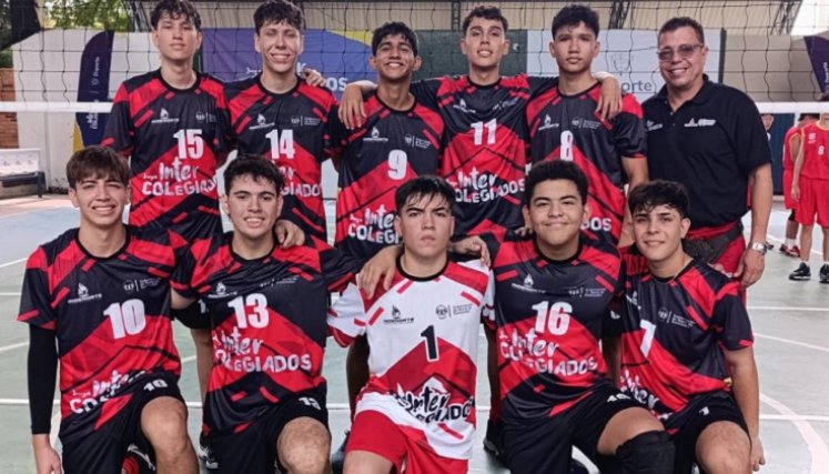 El sexteto de voleibol del colegio María Montessori.