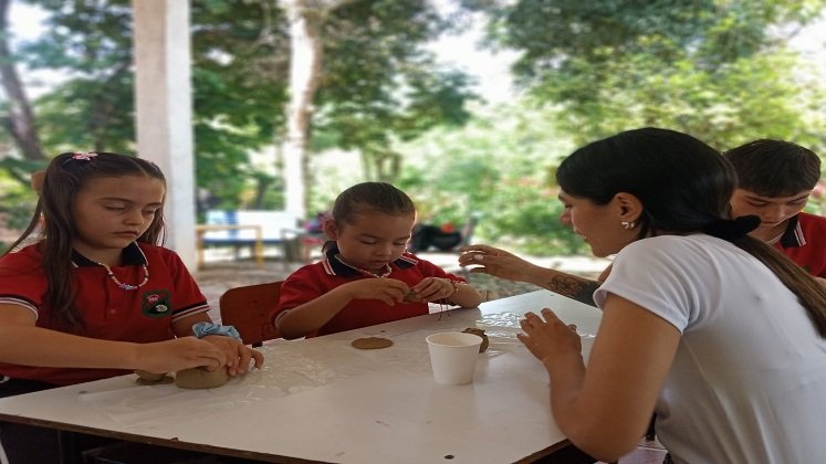 A través de la arcilla los niños campesinos aprenden el proceso evolutivo de las culturas colombianas. / Foto: Cortesía.