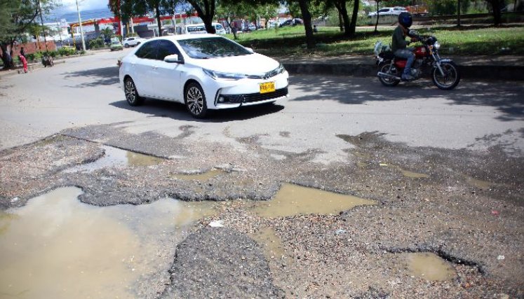 En la glorieta de la avenida Camilo Daza es donde se ve más a fondo la problemática de los huecos. / Foto: Carlos Ramírez.