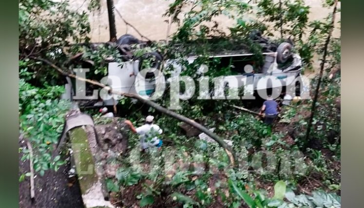 Un bus se fue al abismo en la vía la San Juana
