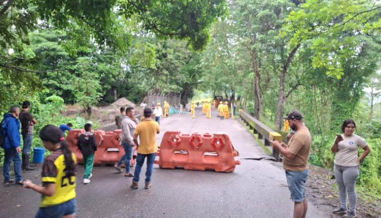 Por riesgo de colapso del puente en el sector La Sanjuana se cerró la vía a Ocaña.