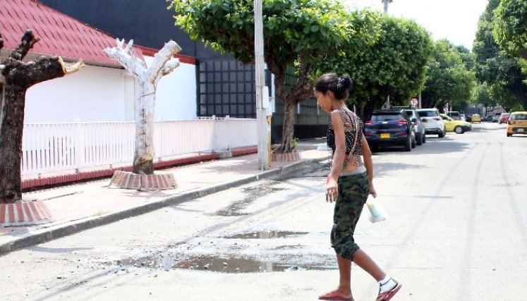 En las calles que conectan al barrio se pueden ver a personas en indigencia. / Foto: Carlos Ramírez.