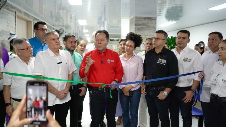 El gobernador William Villamizar declara inaugurada la nueva área de consulta externa del Erasmo Meoz/Foto cortesía