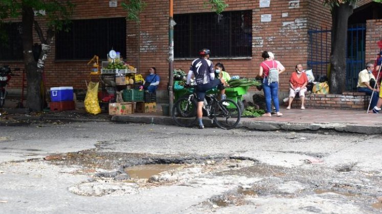 Los huecos en la avenida Guaimaral comienzan desde el HUEM. / Foto: Archivo. 