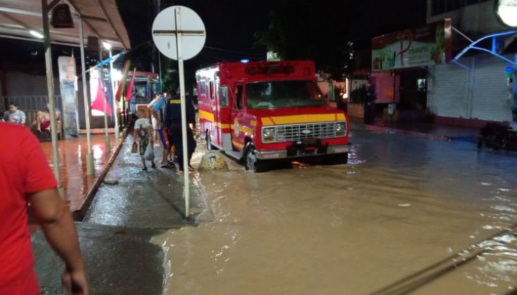 Fuertes lluvias causaron inundaciones en Los Patios.