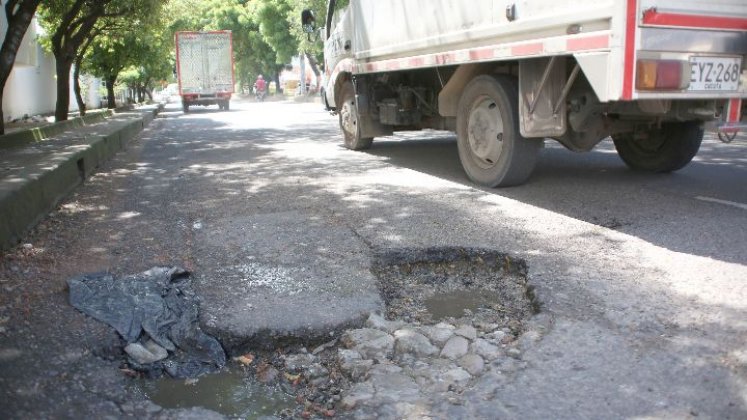 A menos de un año de haberse entregado la obra de Las Américas, ya se alcanzan a percibir algunos huecos. / Foto: Carlos Ramírez.