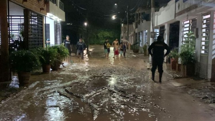 Varios residentes en Los Patios tuvieron que sacar el agua y el barro de las vías en las horas de la noche. / Foto: Cortesía. 