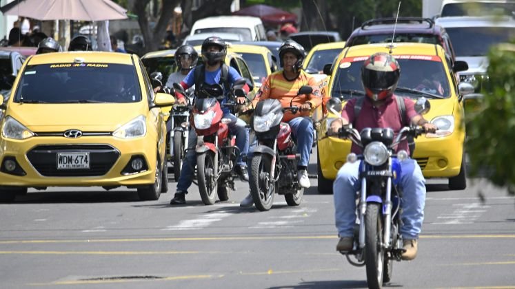 Los proponentes de la ley señalan que la eliminación de la inmovilización en la mayoría de infracciones aliviará la carga financiera de los motociclistas, muchos de los cuales usan este medio de transporte para su trabajo diario./ Foto: Archivo / La Opinión 