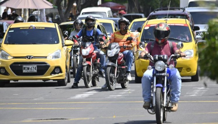 Los proponentes de la ley señalan que la eliminación de la inmovilización en la mayoría de infracciones aliviará la carga financiera de los motociclistas, muchos de los cuales usan este medio de transporte para su trabajo diario./ Foto: Archivo / La Opinión 