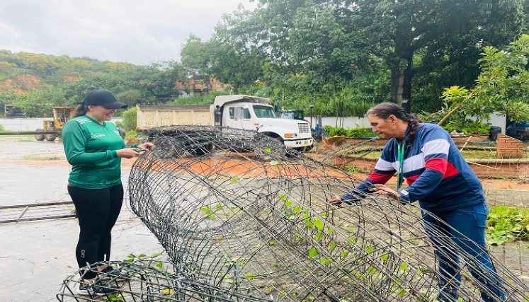 Funcionarios rescatan de la maleza material para iluminar a Ocaña durante la Navidad.