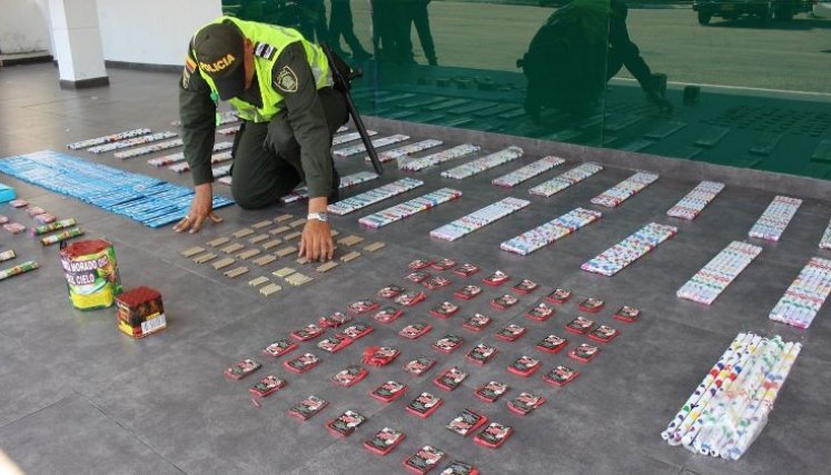 Las multas para quienes sean sorprendidos fabricando, usando o comercializando pólvora van desde $1.000.000 hasta los $300.000.000. / Foto: Archivo / La Opinión
