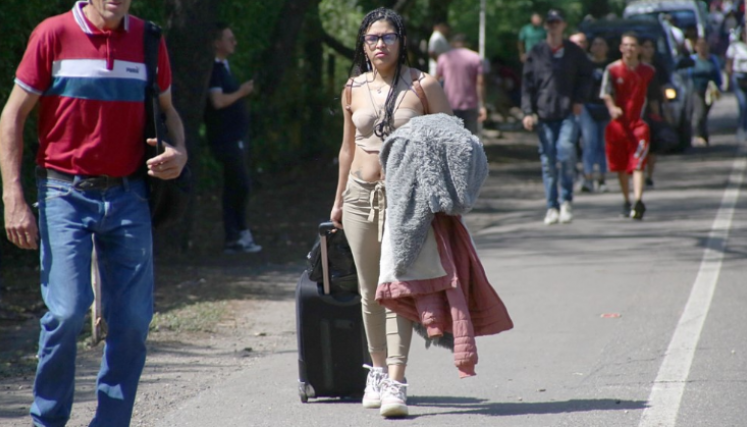 Muchas personas prefirieron caminar para sortear las colas.