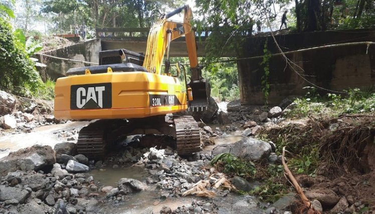 Cierre total de la vía Ocaña-Cúcuta para vehículo Pesado mientras avanza la instalación del puente metálico. Los carros livianos pueden tomar una vía alterna.
