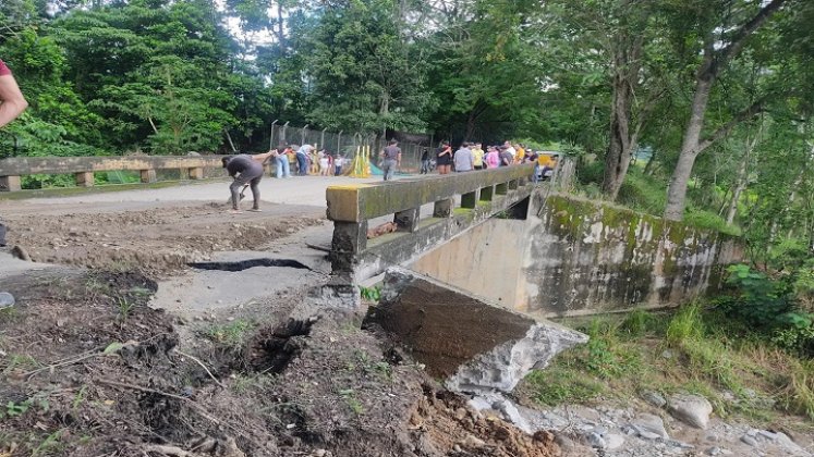 Cierre total de la vía Ocaña-Cúcuta para vehículo Pesado mientras avanza la instalación del puente metálico. Los carros livianos pueden tomar una vía alterna.