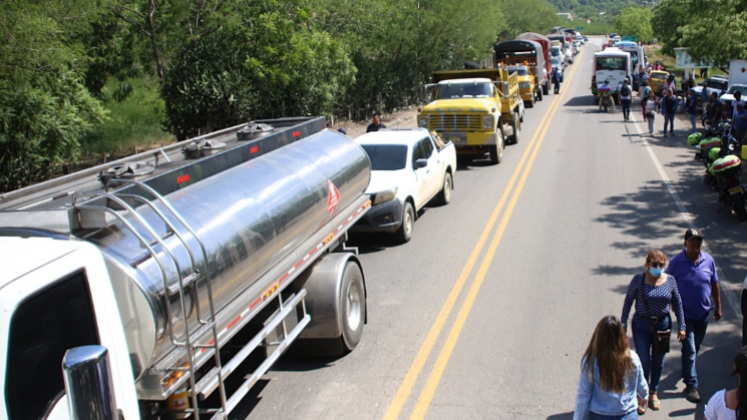 Kilométricas filas de carros y vehiculos de carga pesada se formaron por bloqueo en la vía Cúcuta-El Zulia. 