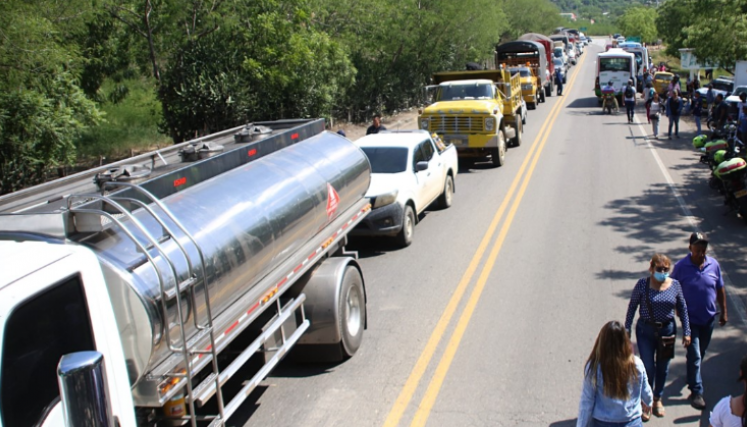 Kilométricas filas de carros y vehiculos de carga pesada se formaron por bloqueo en la vía Cúcuta-El Zulia. 
