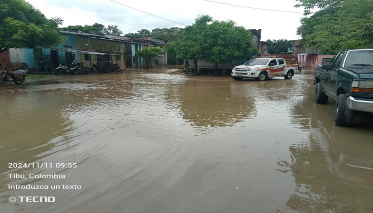 En el municipio de Tibú la gente se encuentra con al agua al cuello debido al desbordamiento de los ríos.