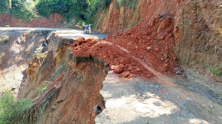 Una emergencia vial se registra en la zona rural del municipio de Hacarí ante los torrenciales aguaceros. 