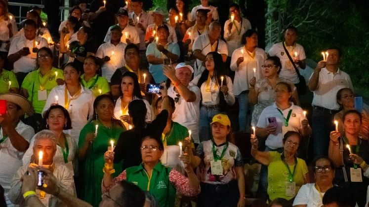 La jornada de velatón buscó honrar la memoria de los 65 líderes asesinados en Colombia durante el 2024. 