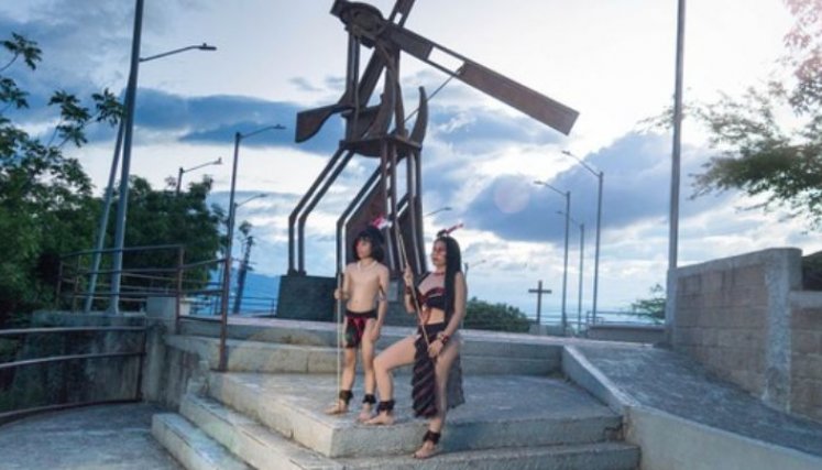 Martha Liliana Sarmiento y su hijo Andrews Sterling Rodríguez, en el monumento Jesús Nazareno./Foto cortesía/@lilianasaru19