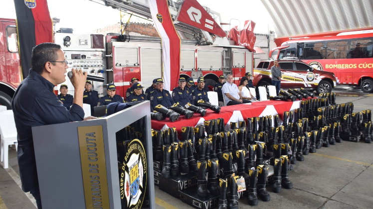 Alcalde Jorge Acevedo hizo entrega de implementos de trabajo a los bomberos de la ciudad.