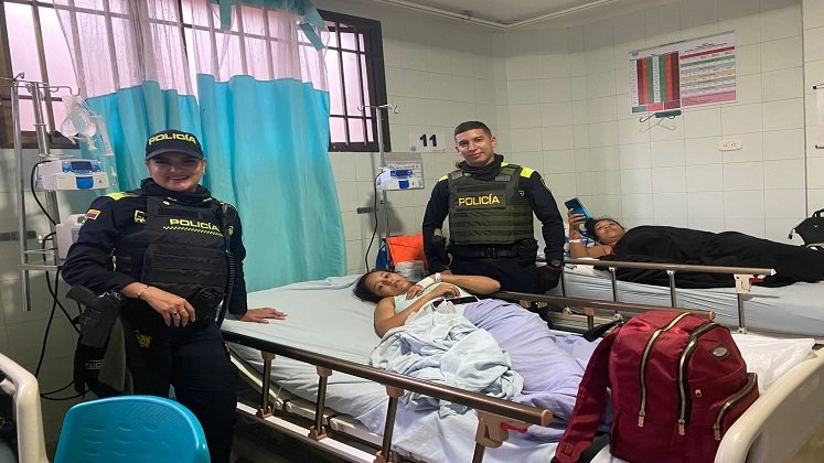 Una patrullera atiende un parto el 24 de diciembre en el barrio Belén de Ocaña.