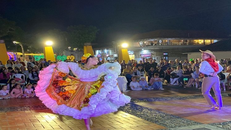 Con un alto nivel en la interpretación de las danzas folclóricas se realiza el Reinado Niña ocañerita.