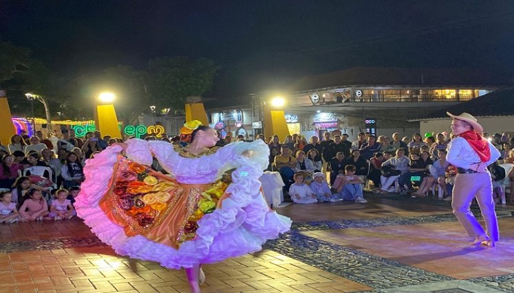Con un alto nivel en la interpretación de las danzas folclóricas se realiza el Reinado Niña ocañerita.