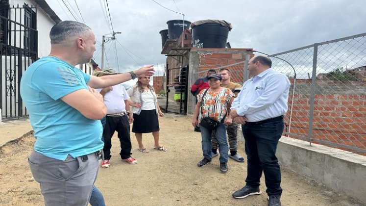 Se levanta un muro de contención para proteger las viviendas en riesgo.