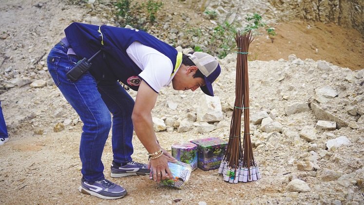 A pesar de las advertencias la gente sigue comercializando pólvora en la provincia de Ocaña. El material decomisado es destruido por las autoridades.