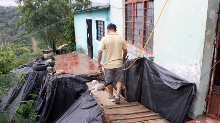 Así es como varias familias llegan a sus casas en el barrio Doña Nidia.