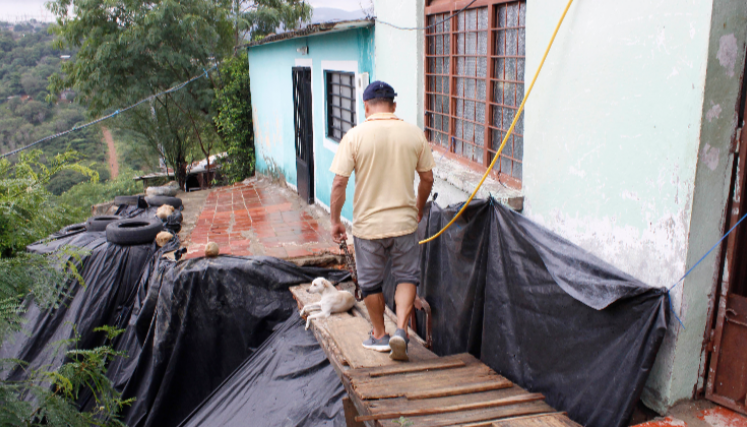 Así es como varias familias llegan a sus casas en el barrio Doña Nidia.