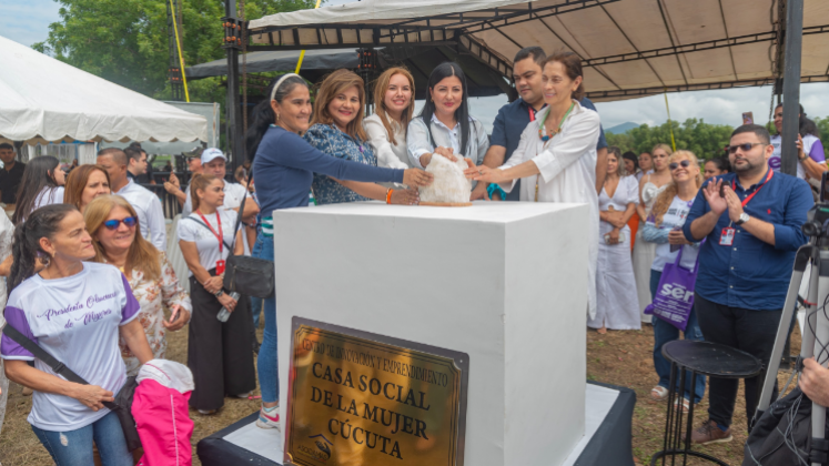 En acto simbólico se puso la primera piedra de este centro de emprendimiento e innovación para la mujer. 