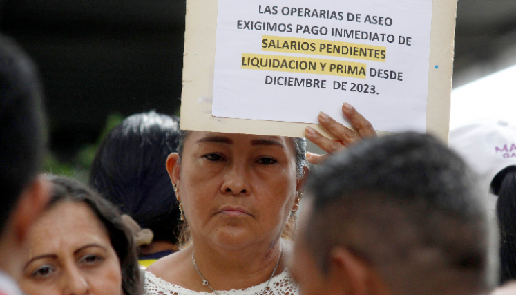 253 aseaddoras de colegios municipales protestaron por deudas acumuladas de 2023.