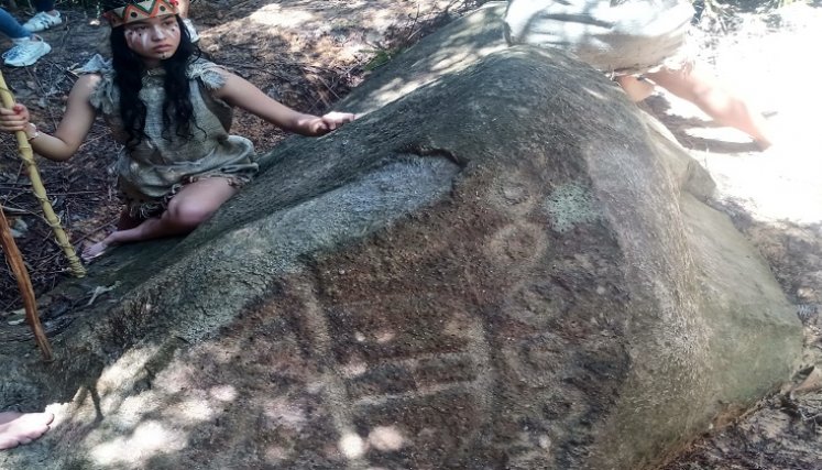 Antropólogos analizan petroglifos dejados por ancestros indígenas en la provincia.
