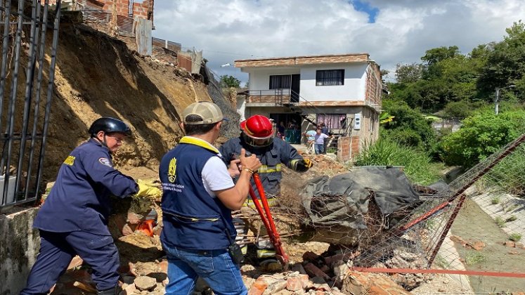 Ante los torrenciales aguaceros un muro de contención y la pared de una vivienda colapsan en el barrio El Palomar de Ocaña.