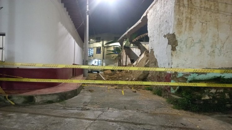 Ante los torrenciales aguaceros un muro de contención y la pared de una vivienda colapsan en el barrio El Palomar de Ocaña.