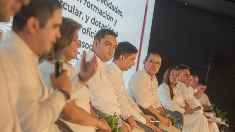 Los secretarios de diferentes despachos acompañaron al alcalde en la rendición de cuentas.