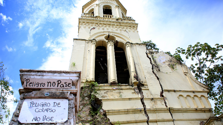 La emblemática torre de la iglesia de Gramalote se resiste a caer. 