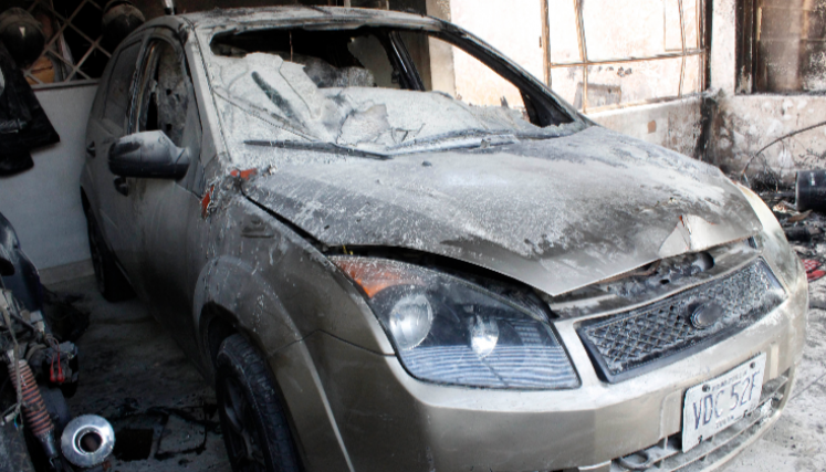 Así quedó el vehículo parqueado al interior de la vivienda incendiada en Prados del Este. 