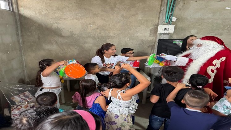 La primera dama, acompañada del equipo de colaboradores, recorrió el sector rural y el urbano para entregar regalos de Navidad a los niños y niñas./ Foto: Cortesía