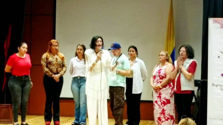 Charlotte Schneider, se dirige aquí a las mujeres reunidas en la Torre del Reloj/Foto cortesía