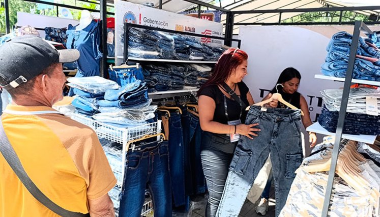 Venta de ropa. / Foto: Cortesía