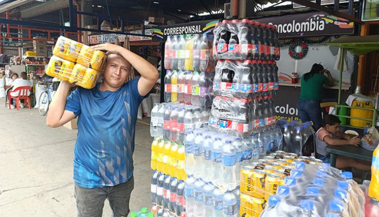 Los vendedores en La Nueva Sexta esperan un aumento de mínimo 40% en las ventas de cerveza./ Foto Leonardo Favio Oliveros-La Opinión