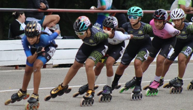 Los patinadores rojinegros mostraron sus destrezas en la pista.