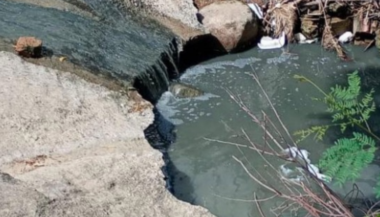 El bote de aguas negras en el barrio Montevideo 2 se encuentra expuesto en una de las vías principales del sector.