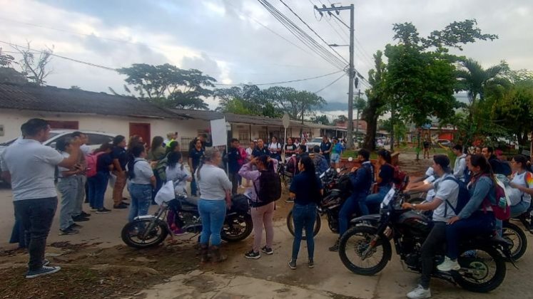 Más de 1.000 maestros laboran en el Catatumbo y ayer decidieron salir en caravana con banderas blancas, pidiendo el cese al fuego y buscando zonas seguras. / Fotos: Cortesía / La Opinión 