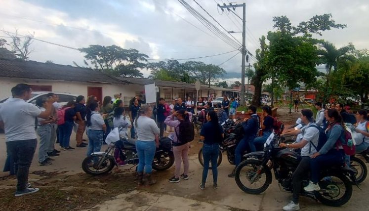 Más de 1.000 maestros laboran en el Catatumbo y ayer decidieron salir en caravana con banderas blancas, pidiendo el cese al fuego y buscando zonas seguras. / Fotos: Cortesía / La Opinión 
