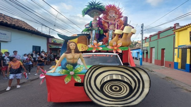 Para mantener vivas las tradiciones se llevó a cabo el desfile de autos antiguos y clásicos en Ocaña./ Foto: Cortesía